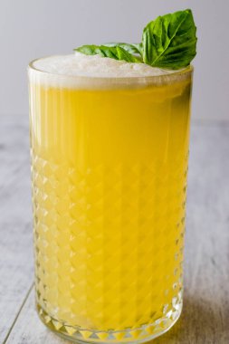 Farsça safran Milkshake fesleğen yaprakları ile.