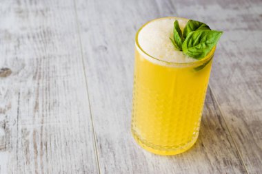 Farsça safran Milkshake fesleğen yaprakları ile.