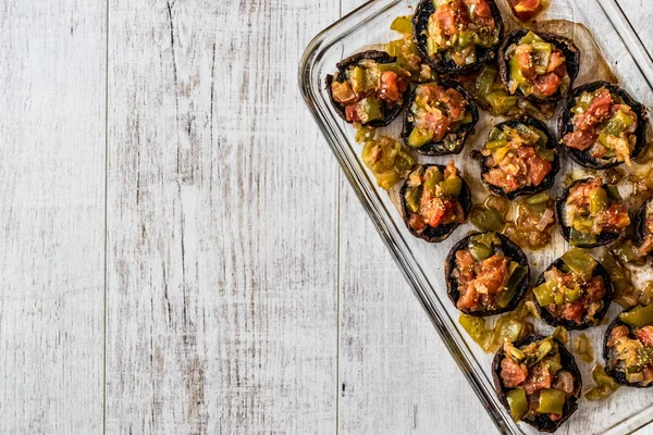 Bakade champinjoner fyllda med tomater och grön paprika. — Stockfoto