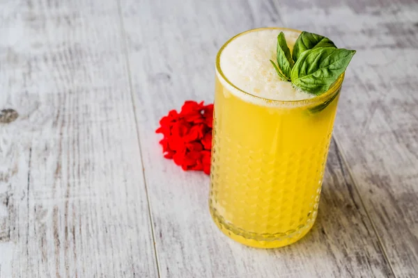 Farsça safran Milkshake fesleğen yaprakları ile.