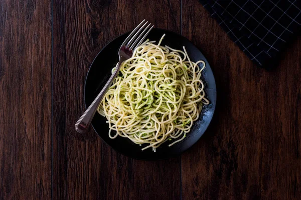 Спагетті з соусом песто на темній дерев'яній поверхні . — стокове фото