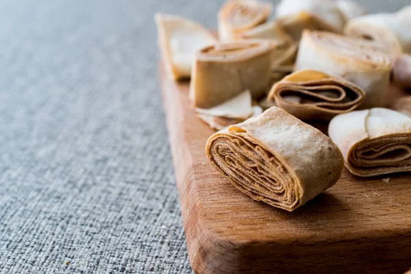 Türkisches Essen aus artvin namens silor / gerollte und gebratene Phyllo. — Stockfoto