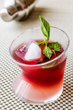 Malibu Sunset kokteyl nane yaprakları ile