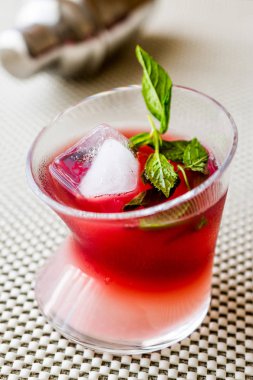 Malibu Sunset kokteyl nane yaprakları ile