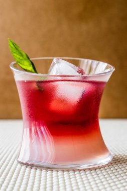 Malibu Sunset kokteyl nane yaprakları ile