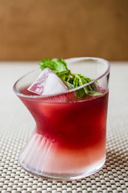Malibu Sunset kokteyl nane yaprakları ile