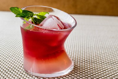 Malibu Sunset kokteyl nane yaprakları ile