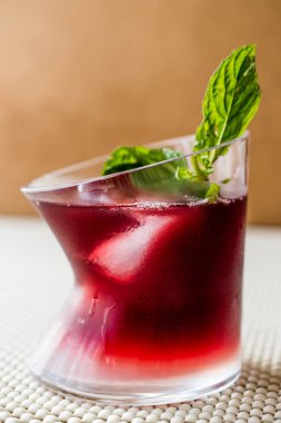 Malibu Sunset kokteyl nane yaprakları ile