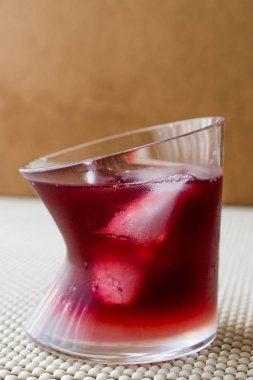 Malibu Sunset kokteyl buz ile