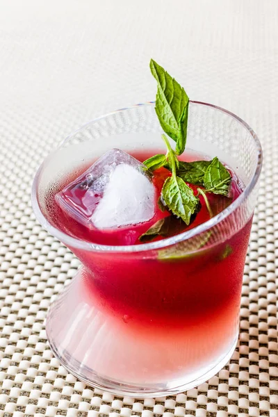 Malibu Sunset kokteyl nane yaprakları ile