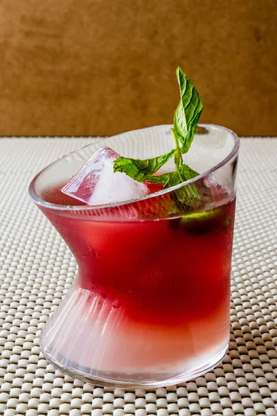 Malibu Sunset kokteyl nane yaprakları ile