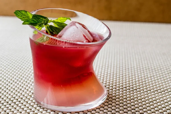 Malibu Sunset kokteyl nane yaprakları ile