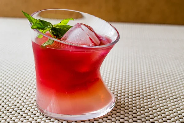 Malibu Sunset kokteyl nane yaprakları ile