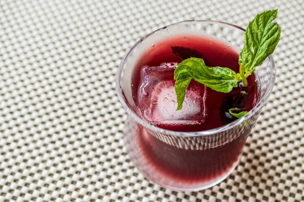 Malibu Sunset kokteyl nane yaprakları ile