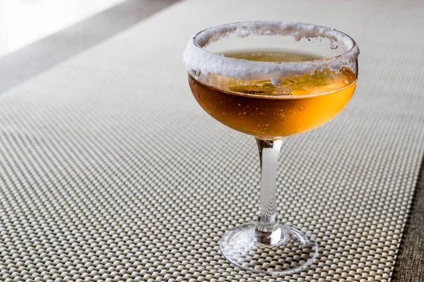 Cocktail Sidecar com uma borda de açúcar . — Fotografia de Stock