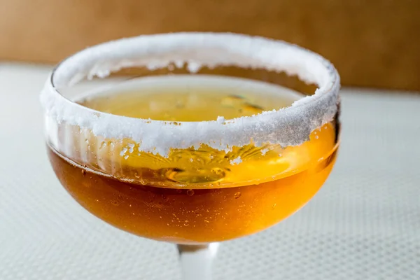 Cocktail Sidecar com uma borda de açúcar . — Fotografia de Stock