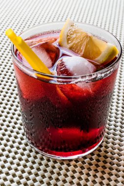 Americano kokteyl limon ve buz.