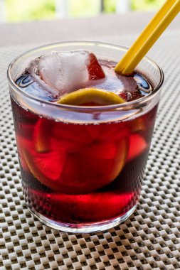 Americano kokteyl limon ve buz.