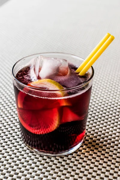 Amerikanischer Cocktail mit Zitrone und Eis. — Stockfoto