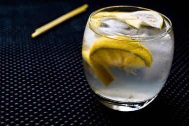 Tom Collins kokteyl limon ve buz.