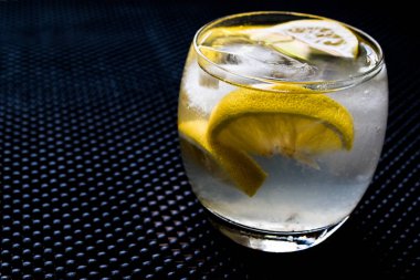 Tom Collins kokteyl limon ve buz.
