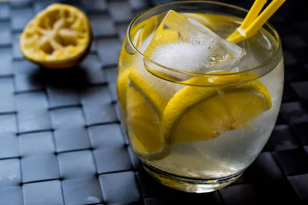 Коктейль Тома Коллинза с лимоном и льдом . — стоковое фото