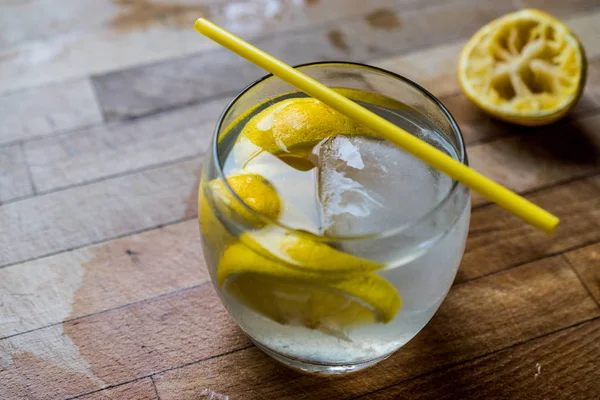 Cóctel Tom Collins con limón y hielo . —  Fotos de Stock