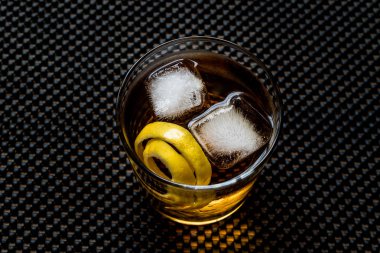 Kokteyl kokteyl limon kabuğu ve buz ile. 