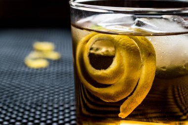 Kokteyl kokteyl limon kabuğu ve buz ile. 