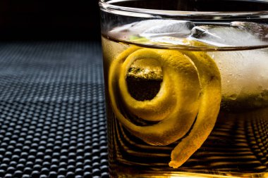 Kokteyl kokteyl limon kabuğu ve buz ile. 