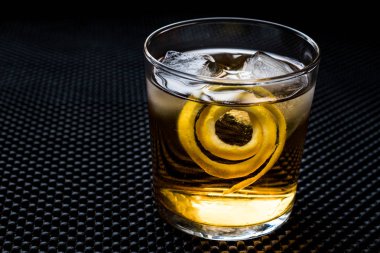 Kokteyl kokteyl limon kabuğu ve buz ile. 