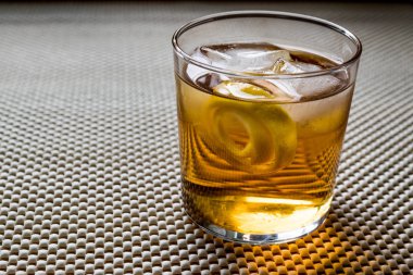 Kokteyl kokteyl limon kabuğu ve buz ile. 