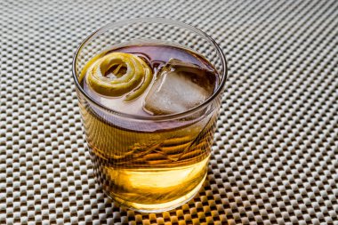 Kokteyl kokteyl limon kabuğu ve buz ile. 