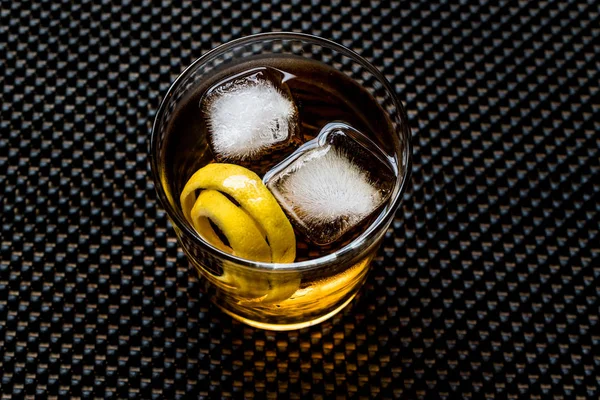 Cóctel Highball con cáscara de limón y hielo . — Foto de Stock