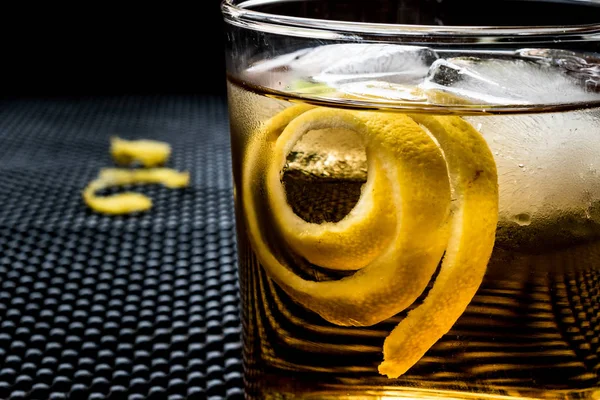 Whisky jeges szódával, koktél, a citromhéj és a jég. — Stock Fotó