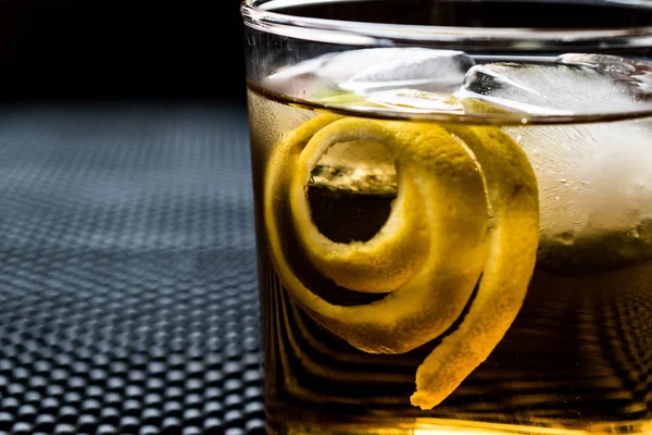 Kokteyl kokteyl limon kabuğu ve buz ile. 