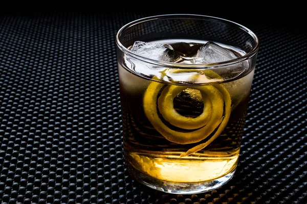 Kokteyl kokteyl limon kabuğu ve buz ile. 