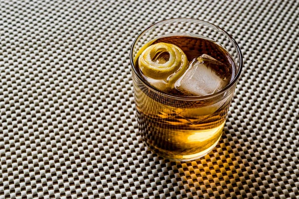Whisky jeges szódával, koktél, a citromhéj és a jég. — Stock Fotó