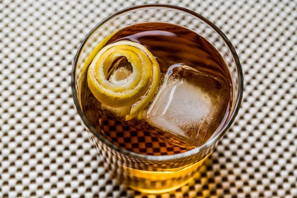 Kokteyl kokteyl limon kabuğu ve buz ile. 