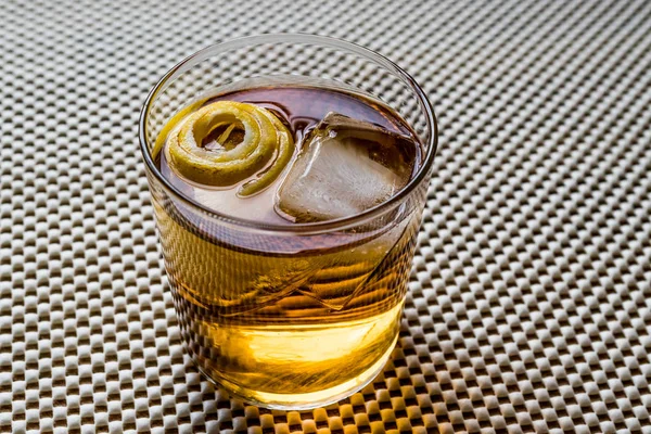 Kokteyl kokteyl limon kabuğu ve buz ile. 