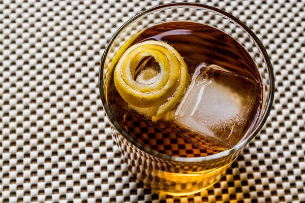 Kokteyl kokteyl limon kabuğu ve buz ile. 