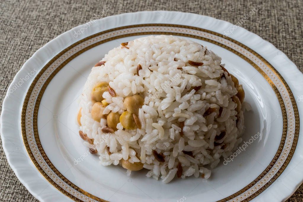 turkse rijst met kikkererwten geserveerd met zout en peper / nohut