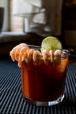 Karides kokteyl sosları, kireç ve buz ile.