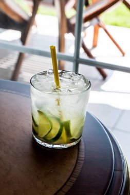 Caipirinha kokteyl kireç ve buz ile.