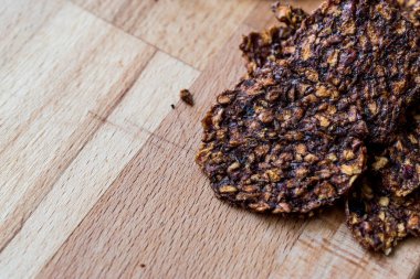 Elma ve tarçın fiş ahşap yüzey üzerinde.