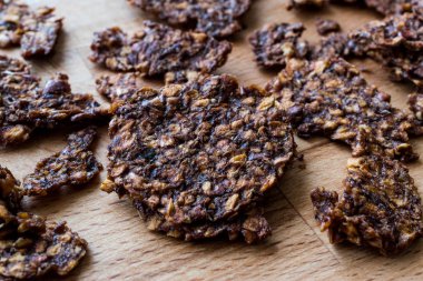 Elma ve tarçın fiş ahşap yüzey üzerinde.