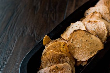 Tarhana cipsi / fiş veya ahşap bir kasede kraker.