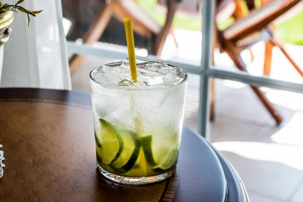 Caipirinha-Cocktail mit Limette und Eis. — Stockfoto