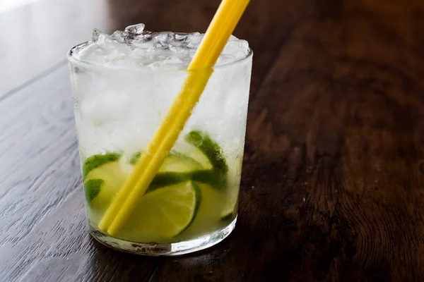 Caipirinha-Cocktail mit Limette und Eis. — Stockfoto