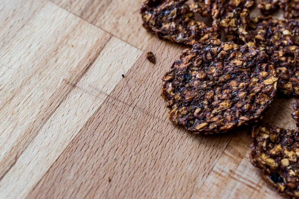 Elma ve tarçın fiş ahşap yüzey üzerinde.